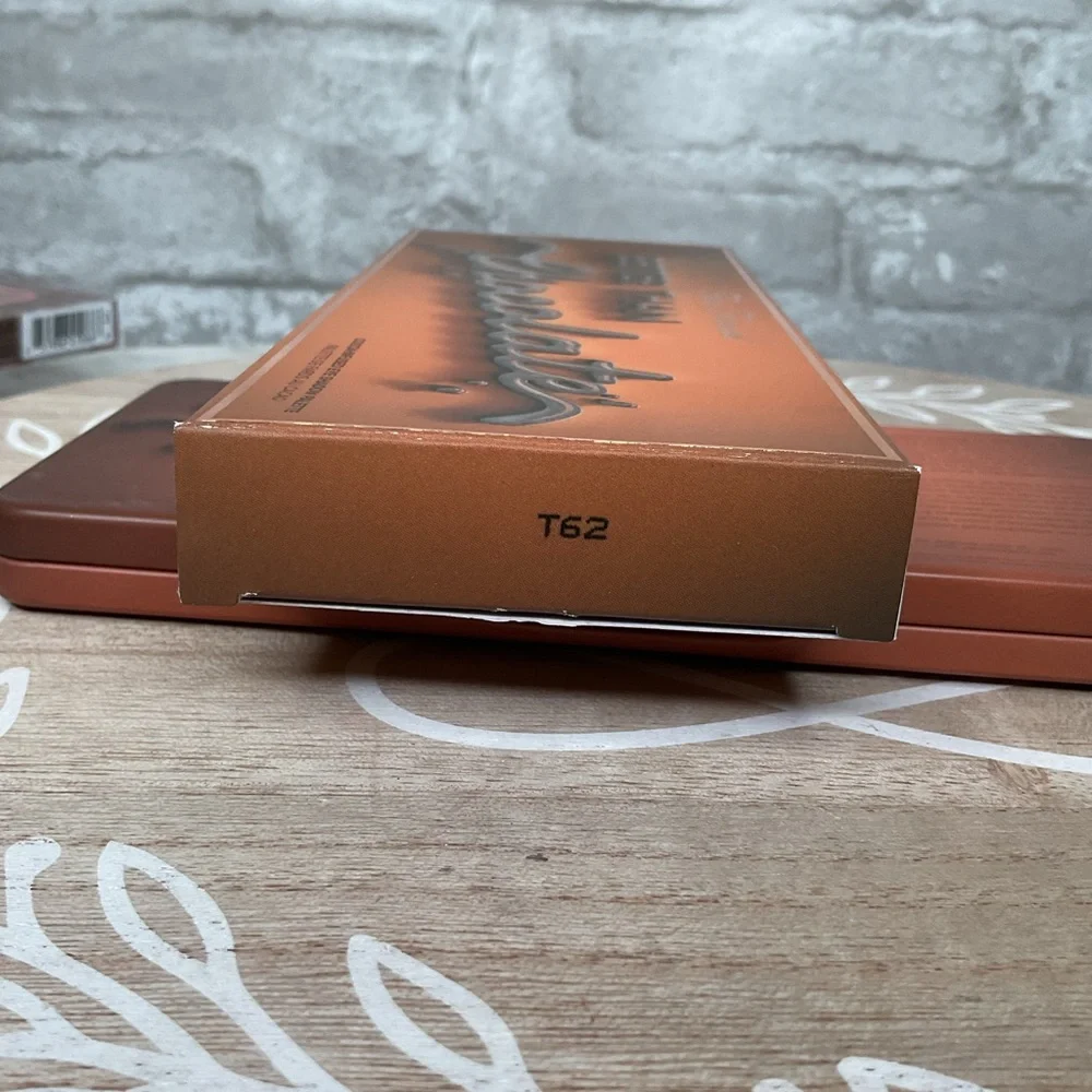 Too faced better than chocolate palette,18 cocoa powder-infused,shimmers & Matte - Picture 6 of 6